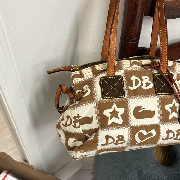 Dooney & Bourke Tan and White Shoulder Bag - Picture 12 of 16